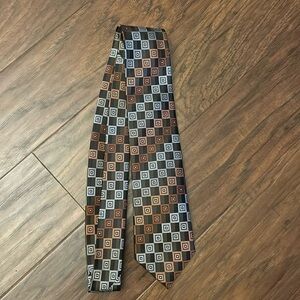 Covington tie
100% polyester
Brown with squares on tie